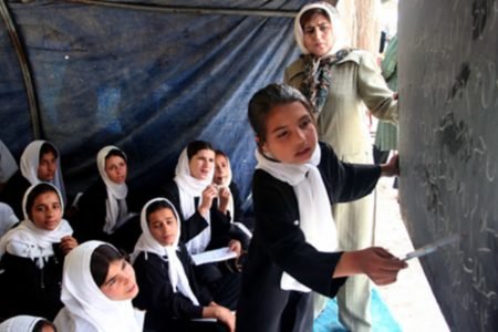 وزارت معارف جمع‌آوری پول از آموزگاران با هر عنوانی را ممنوع کرد