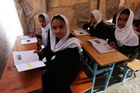 افغان ها یک میلیون جلد کتاب درسی به وزارت معارف خودشان کمک کردند