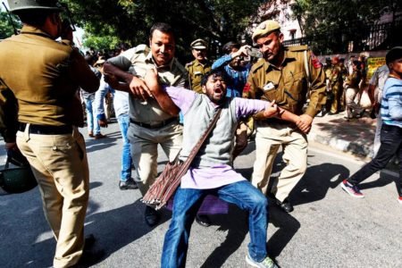 پلیس هند ۱۰۰ معترض را پس از محاصره موتر نخست وزیر بازداشت کردند