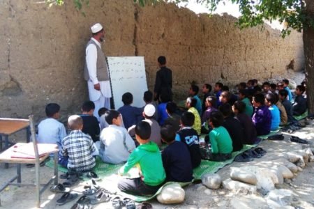 نزدیک به نیمی از دانش‌آموزان ولایت تخار زیر خیمه‌ها درس می‌خوانند