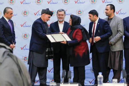 کمیسیون انتخابات اعتبارنامه ریاست جمهوری را به غنی اعطا کرد
