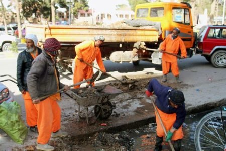 کارکنان تنظیف شهرداری هرات توان خرید ماسک و دستکش را هم ندارند
