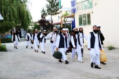 رهایی زندانیان پیکارجویان طالب ادامه دارد، اما آهسته و پیوسته
