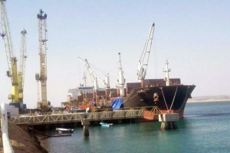 پنجمین محموله گندم کمکی دولت هند به افغانستان وارد بندر چابهار در ایران شد