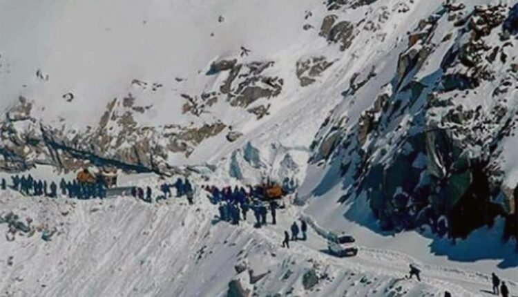 15788339085 dead 5 trapped in avalanche at Khardung La pass in Jammu and Kashmir Ladakh rescuers at spot 1547878354 min 1