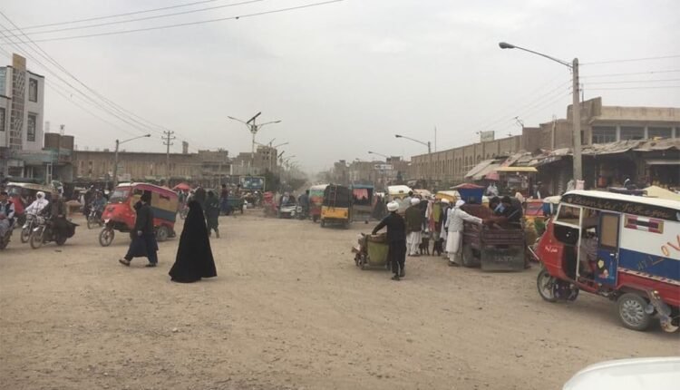 هوا در منطقه درب قندهار به دلیل آسفالت نشدن این جاده min