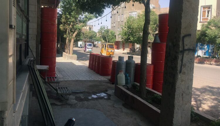 از این آشکار تر هم سراغ دارید، هیچ خبری از نکات ایمنی نیست در یک منطقه کاملا مسکونی به چه مقدار مواد سوختی انباشته شده است min