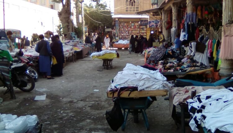 در این قسمت از شهر چیزی به نام پیاده رو معنا ندارد min