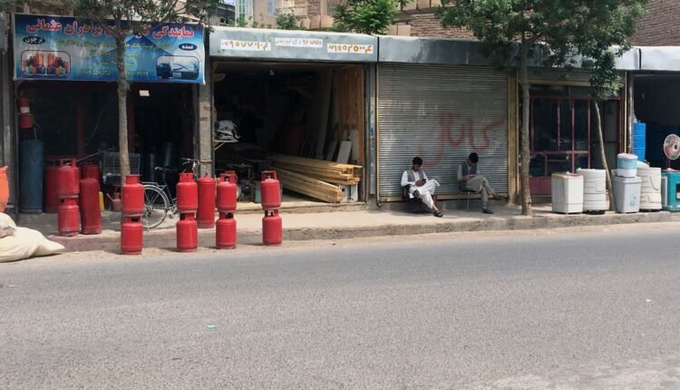 گاز بدون رعایت نکات ایمنی در کنار یک دکان چوب فروشی به نظر شما این مساله چقدر خطرناک است؟