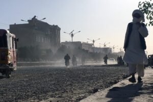 و غبار برخواسته از خرابی جاده درب قندهار min و غبار برخواسته از خرابی جاده درب قندهار min