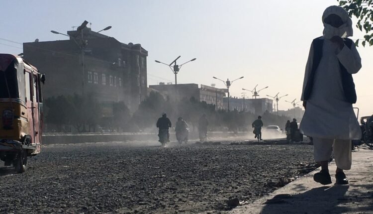 و غبار برخواسته از خرابی جاده درب قندهار min