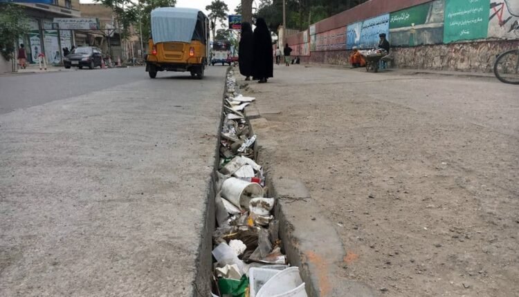 زباله ها در جوی های آب