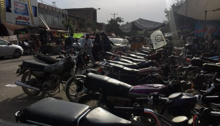 پارکینگ های خودسر در جاده لیلامی و مسدود شدن قسمتی از این جاده به همین دلیل