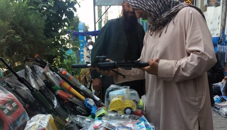 نزدیک شدن به عید بازار فروش تفنگچه های پلاستیکی گرم شده است؛ اما آیا واقعا برای کودکان سرزمین ما مناسب است