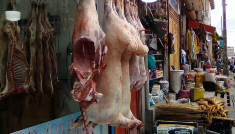 نظر شما فروش گوشت به این شکل در فضای باز آیا درست است؟