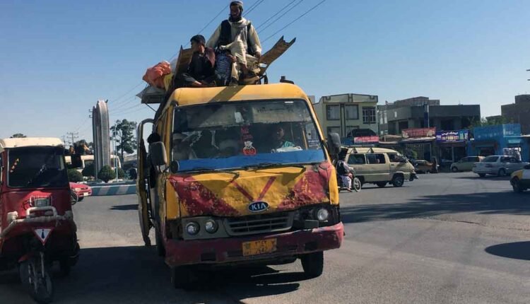توجهی به قوانین ترافیکی که بماند این افراد نسبت به جان خود هم متفاوت اند