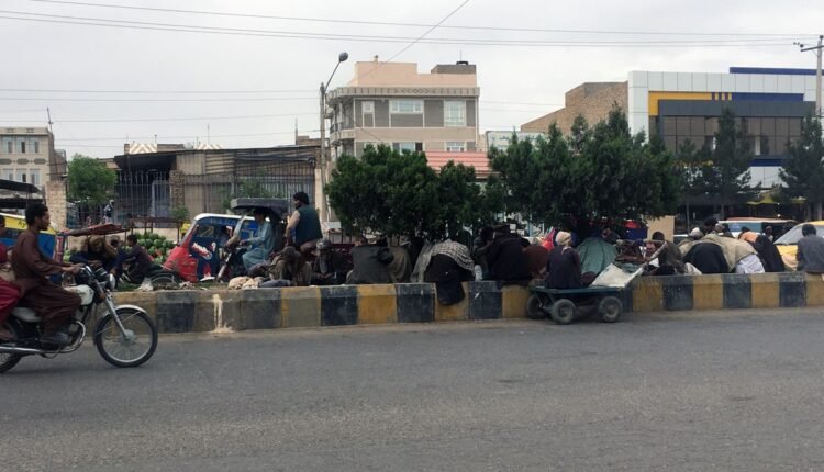 تعداد زیادی از معتادان و مصرف مواد مخدر در سطح شهر