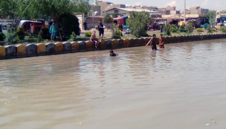 هایی از شهر که پس از باران به رودخانه ای مبدل شده است