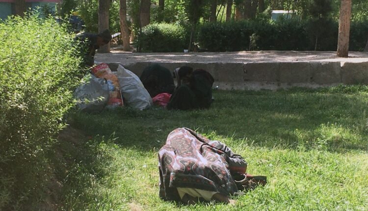 در حال مصرف مواد مخدر در فضای سبز