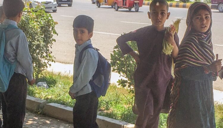 یکی شهر با دو دنیای متفاوت