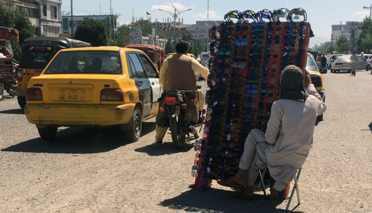 فعالیت دستفروشان در داخل سرک در نزدیکی اداره شهرداری