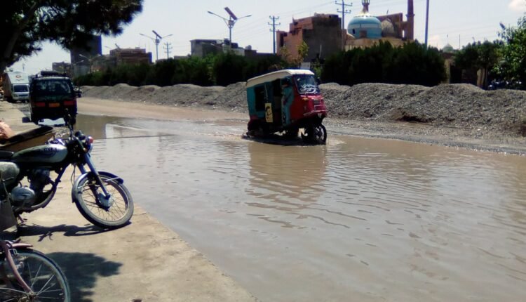 ساله با بارش باران های مویمی بخش هایی از شهر به رودخانه تبدیل می شوند