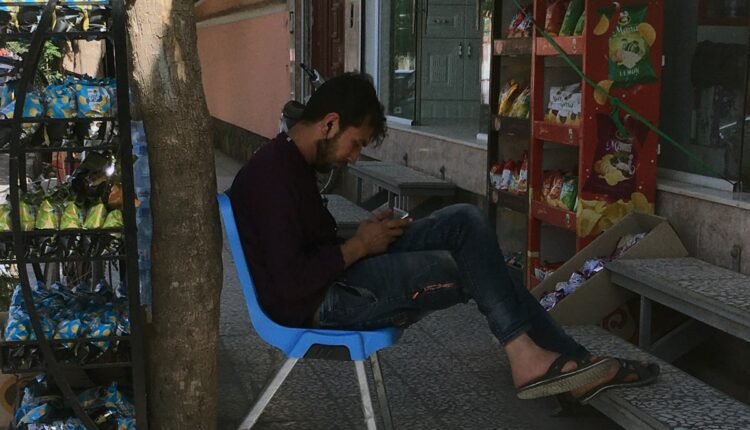 از این پیاده رو حق عابران هست؟ اصلا جایی هم مانده است؟