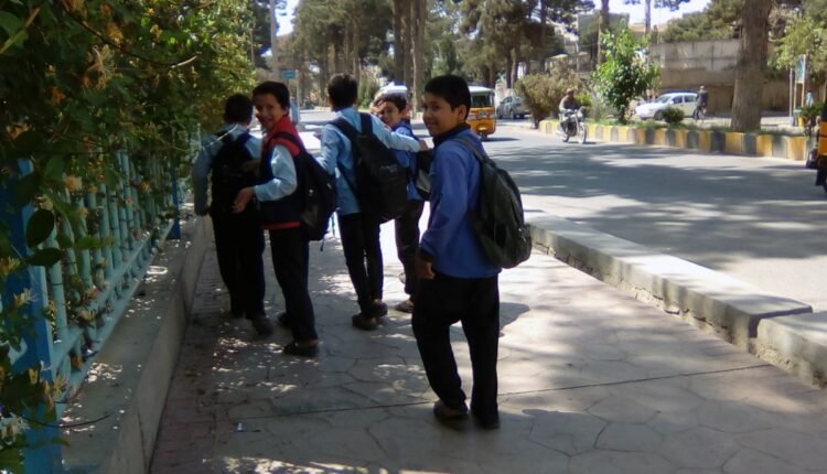 خوشحال در مسیر آموزش min