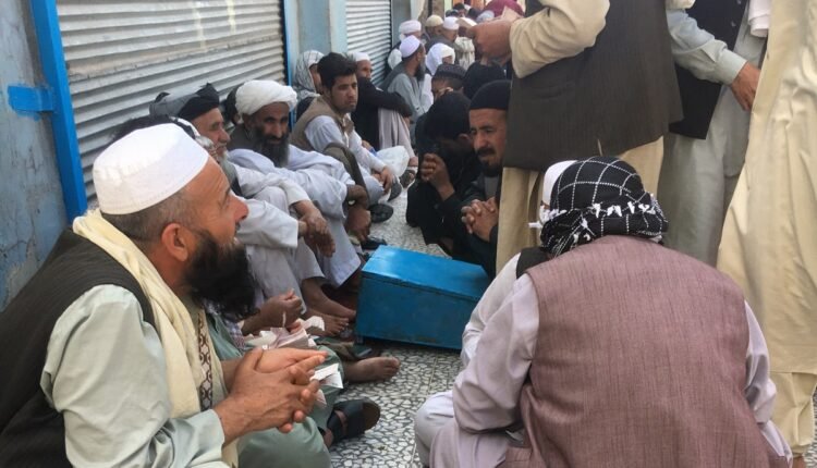 در حومه بازار صرافی های هرات با وجود شیوع موج سوم کرونا بدون در نظر داشت حداقل موارد بهداشتی