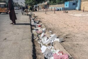 این ها را جوی های آبرو یا آشعال رو باید گذاشت؟