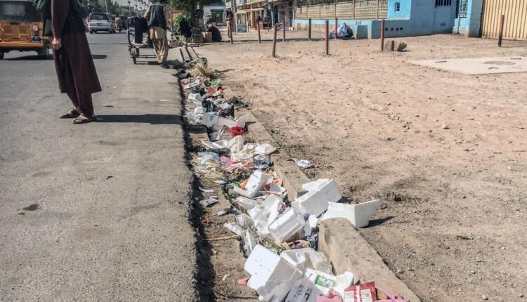 این ها را جوی های آبرو یا آشعال رو باید گذاشت؟