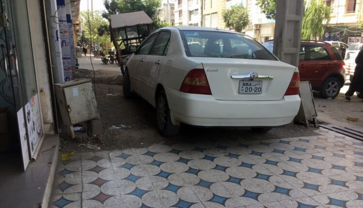 چه قانونی است که موتر بدون پلیت در شهر تردد می کند و پیاده رو را هم مسدود می کند