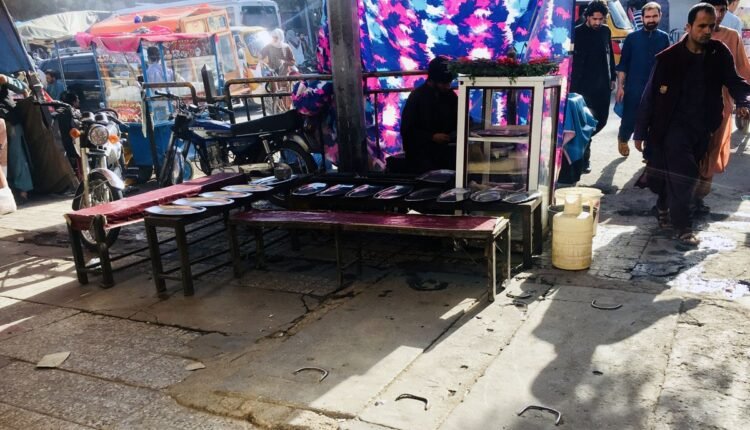 وجود گسترش موج سوم کرونا فروش غذاهای کنار جاده ادامه دارد