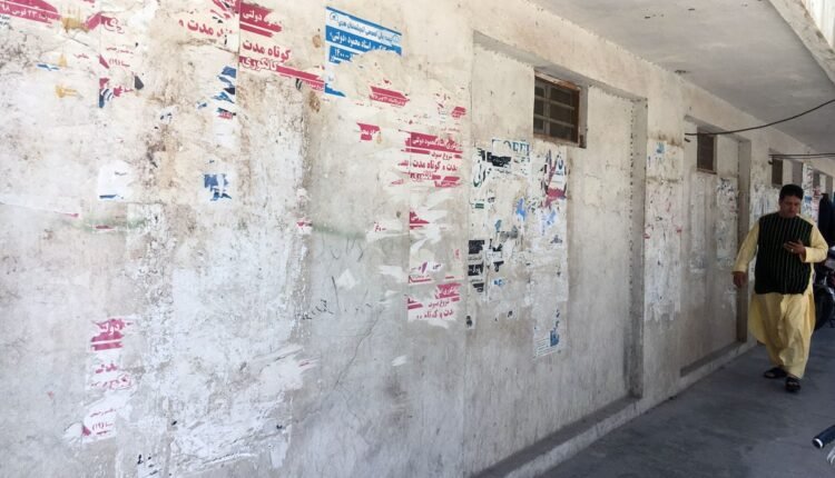 و دیوارهای شهر به برچسب های تبلیغاتی مزین شده است کسی هم پرسان نمی کند چرا؟