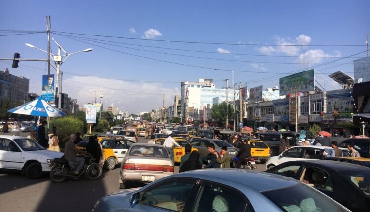 نابسامان به لطف تردد موترهای ویشی؛ رعایت نکردن قوانین ترافیکی در سایه کمترین چراغ های ترافیکی