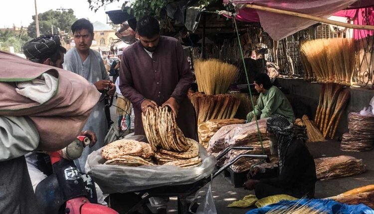 نان سرد توسط دستفروشان همزمان با گسترش فقر