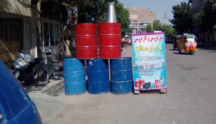 عیرمعیاری تبل می فروشد و هم سرک عمومی را مسدود کرده