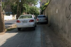 است یا پیاده رو؟