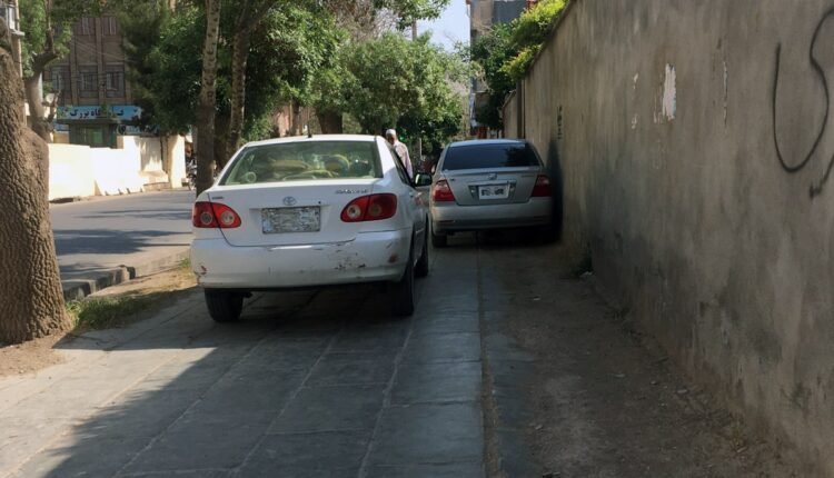 است یا پیاده رو؟