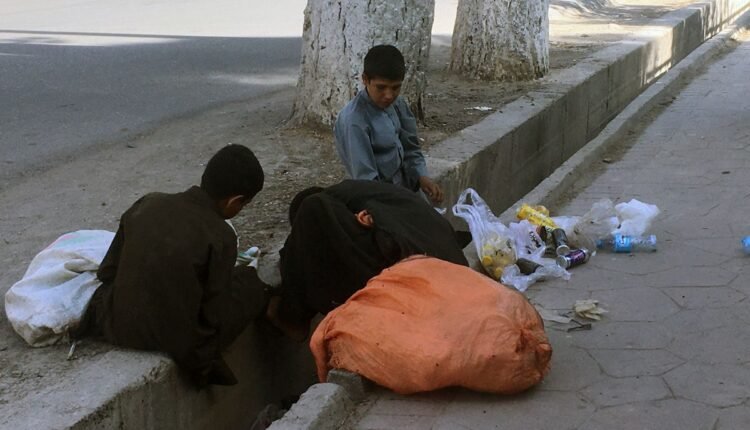 باید کودکان شهری که قطب اقتصادی افغانستان است زباله گردی کنند؟