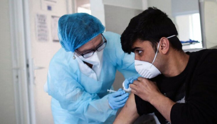 گام بزرگ مسوولان صحی قندز برای مبارزه با کرونا؛ واکسیناسیون ادامه دارد