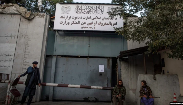 هشدار طالبان به کارمندان معارف؛ مانند طالبان لباس بپوشید