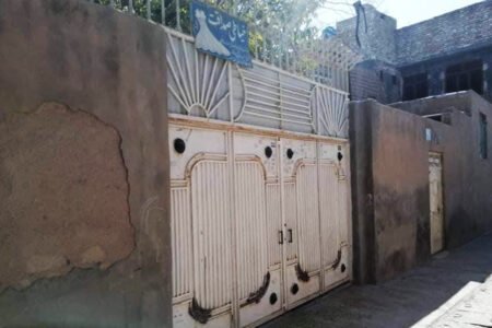 نوشتن تبلیغات بر در و دیوار در شهر هرات به یک معضل تبدیل شده است