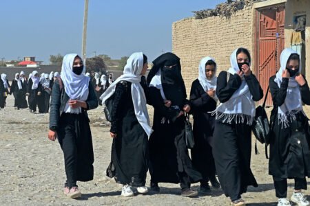 دانش‌آموزان دختر در پروان برای بازشدن مکاتب خود هر پوششی را می‌پذیرند