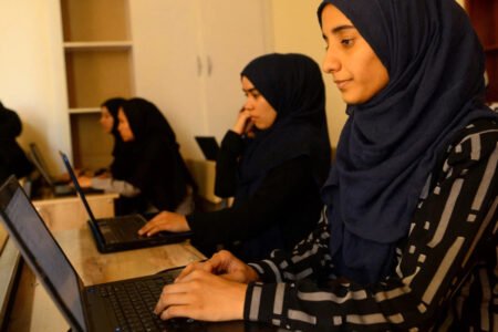 زنان زیر سایه طالبان؛ کارمندان زن دولت قبل به سمت کارهای شخصی می‌روند