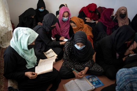 جنگ زنان با طالبان؛ دختران در مکاتب مخفی درس می‌خوانند