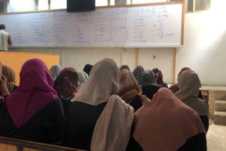 از اینکه درهای مکاتب بسته هست تنها امید مان کورس های آموزشی است