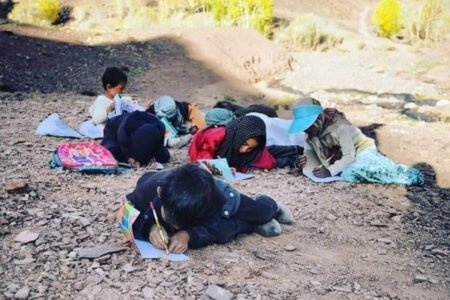 کودکان در دور دست ترین نقاط کشور تلاش برای آموختن علم و دانش دارند