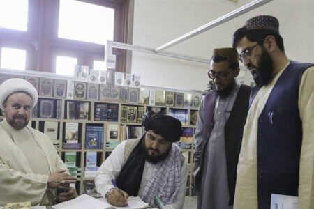 ممنوعیت حضور ناشران افغان در نمایشگاه کتاب تهران؛ طالبان به نمایشگاه رفتند