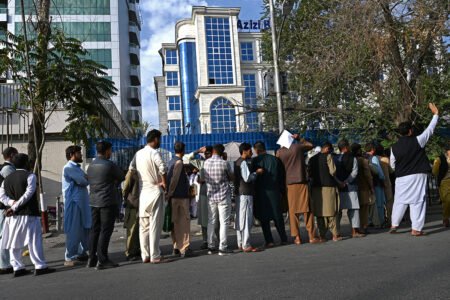 وضعیت آشفته نظام بانکی در افغانستان؛ ماشین‌های پرداخت خودکار خاموش هستند